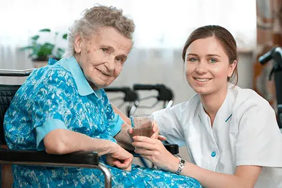 Różne miejsca pracy opiekuna medycznego, szpital, dom opieki, opieka domowa