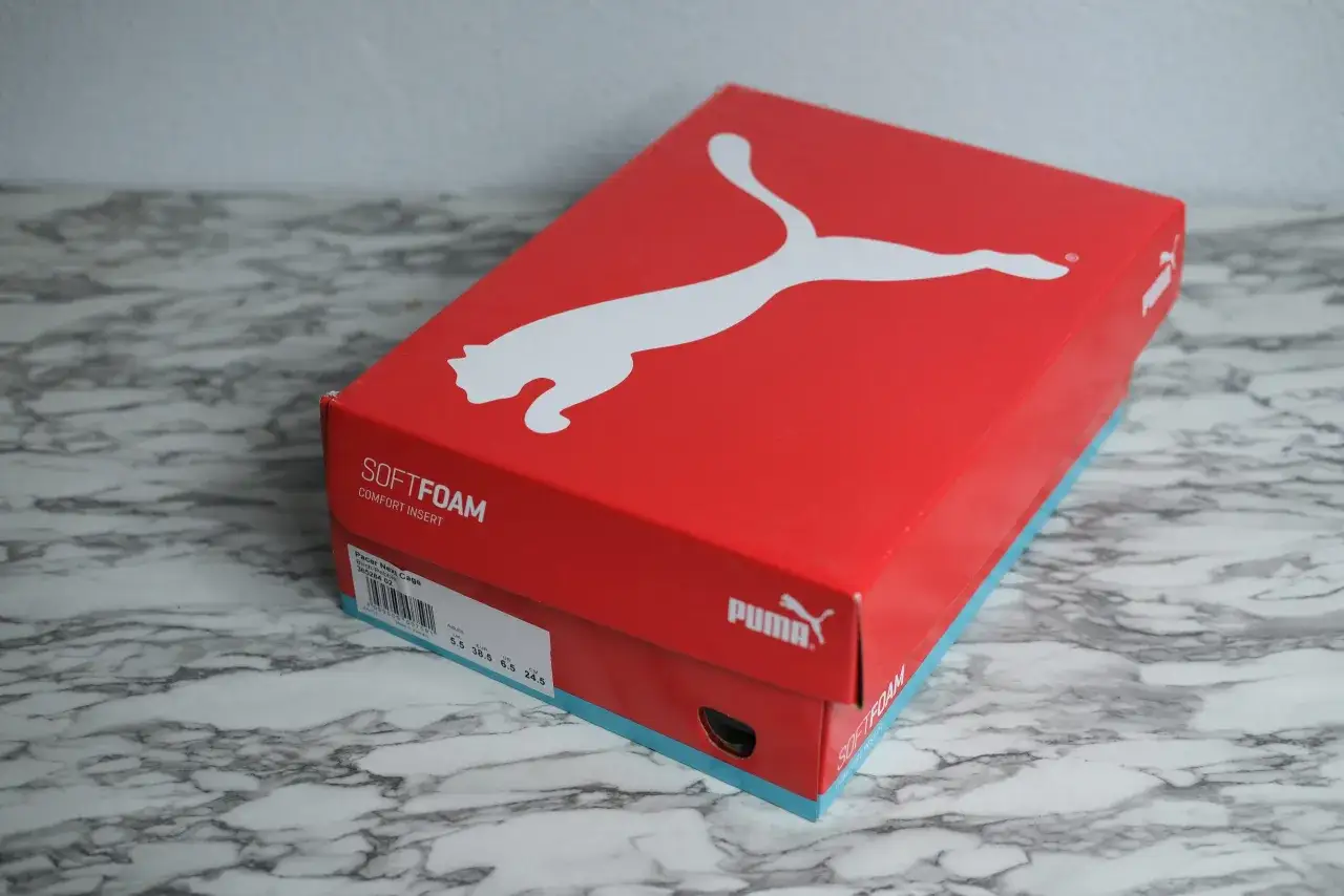 Czerwone pudełko z białą, oryginalną metką Puma i logo. Na boku widoczna etykieta z rozmiarem i nazwą modelu.