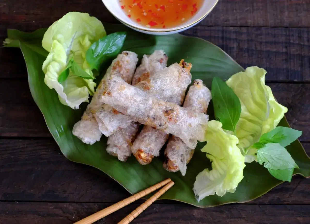 Chrupiące sajgonki wegetariańskie na liściu bananowca, z sałatą, bazylią i dipem. Idealne, gdy zastanawiasz się, jak zrobić sajgonki wegetariańskie.