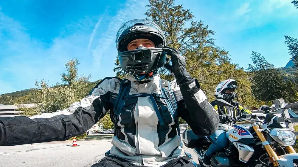 motocyklista popełniający błędy przy zapinaniu kasku