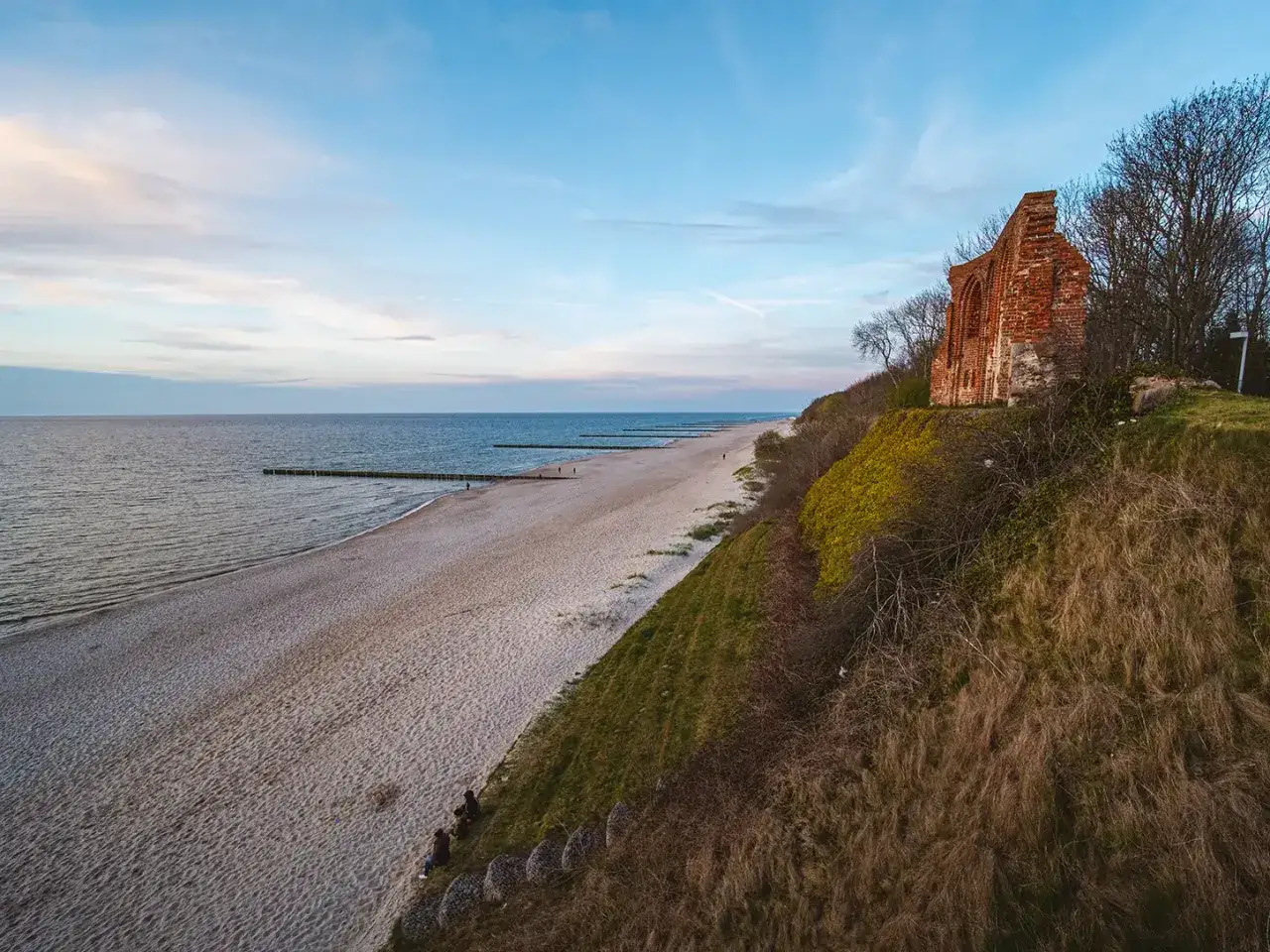 Ruiny kościoła na klifie nad Bałtykiem. Piękna plaża i morze tworzą niezapomniane trzęsacz atrakcje.