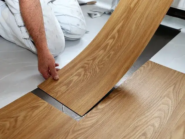 różne rodzaje paneli winylowych LVT SPC