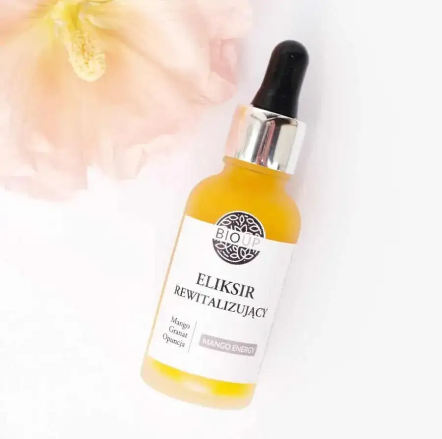 Bioup Eliksir Rewitalizujący Mango Energy butelka i konsystencja