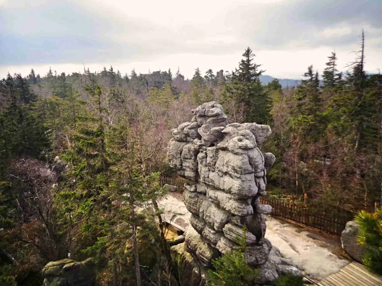 G&oacute;ry Stołowe: zobacz skalne miasto, labirynty ścieżek i potężne formacje skalne. Wspaniałe widoki!