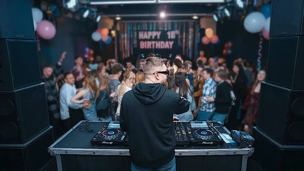DJ grający na imprezie