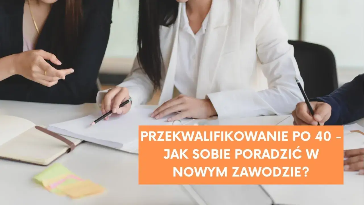 Przekwalifikowanie po 40: jak zacząć szukanie nowej ścieżki? Ludzie przy biurku planują karierę.
