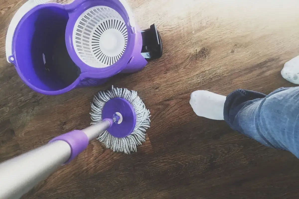 Zdjęcie Skuteczne sposoby na usunięcie żywicy z podłogi bez uszkodzeń – praktyczne porady