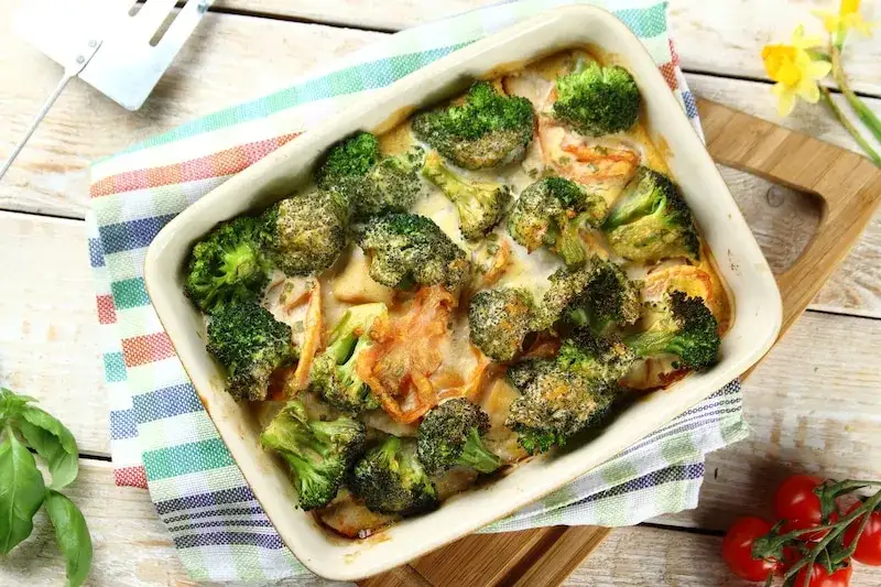 Zdjęcie Zapiekanka ziemniaczana z kurczakiem i brokułami w sosie śmietanowym – prosty przepis na pyszne danie