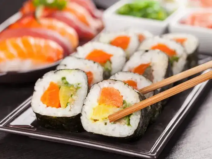 Zdjęcie Czy sushi można zamrozić? Bezpieczne zamrażanie i wpływ na smak oraz jakość