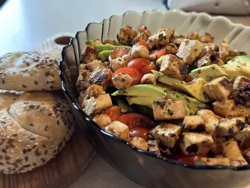 Zdjęcie Jak przygotować tofu do sałatki, aby zachwycić smakiem i prostotą