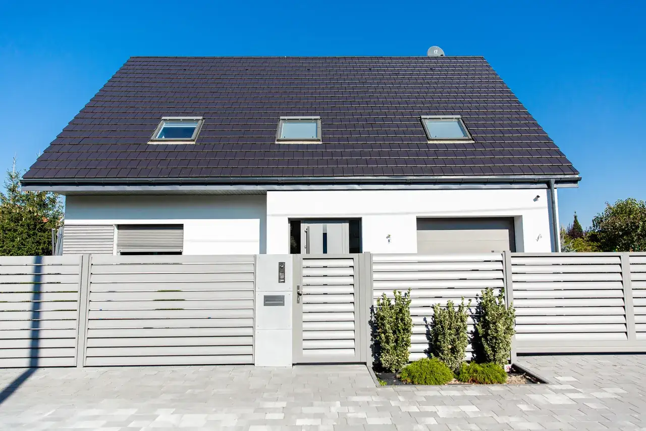 Zdjęcie Jak wybrać idealny kolor na betonowe ogrodzenie bez kosztownych wpadek