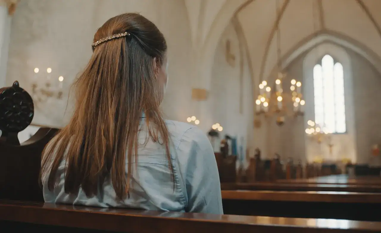Zdjęcie Czy agnostyk chodzi do kościoła? Odkryj motywacje i dylematy