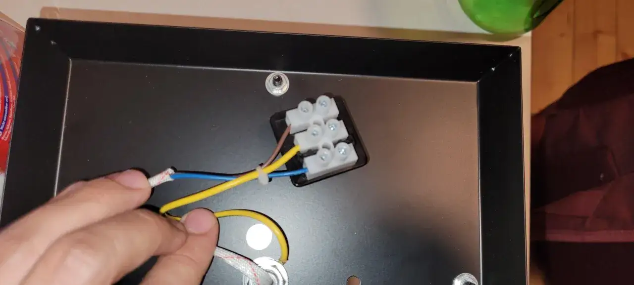 Zdjęcie Jak bezpiecznie podłączyć lampę bez uziemienia i uniknąć zagrożeń