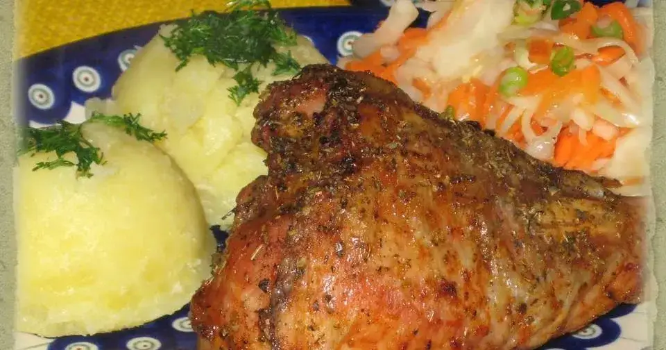 Zdjęcie Ile piec udko z indyka, aby było soczyste i aromatyczne?