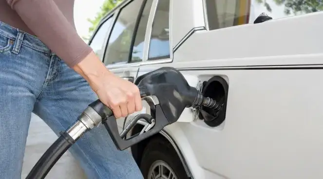 Zdjęcie Dlaczego olej napędowy jest droższy od benzyny? Przyczyny i wpływ na ceny paliw