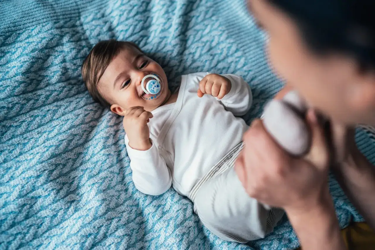 Zdjęcie Czy dawać dziecku smoczek? Odkryj zalety i ryzyka jego używania