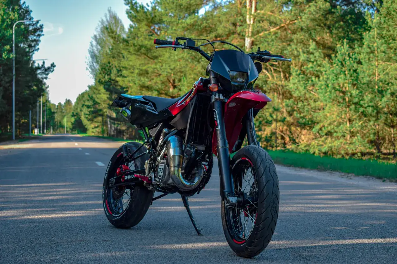 Zdjęcie Husqvarna SM 125 – idealny motocykl dla początkujących i nie tylko