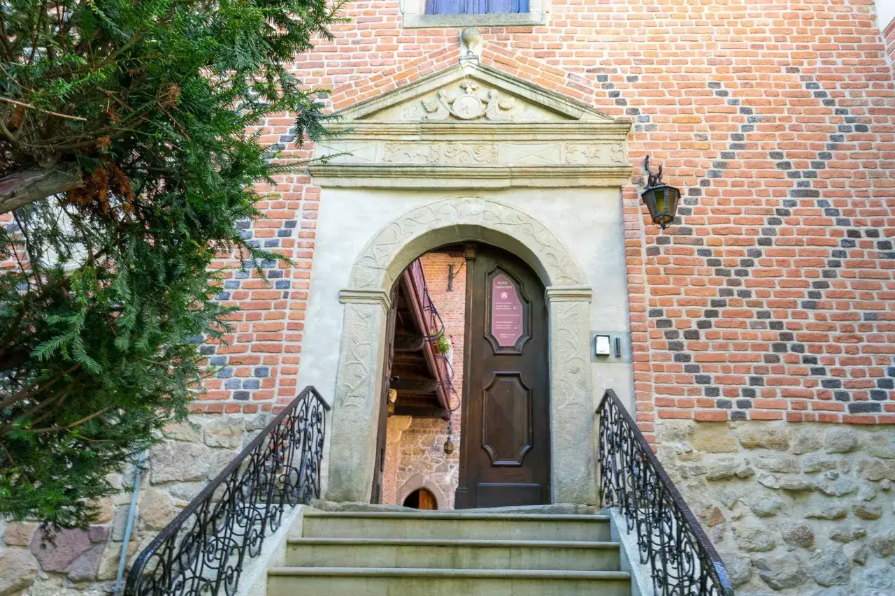 Zdjęcie Zamek w Dębnie - tajemnice architektury i historia, które zaskakują