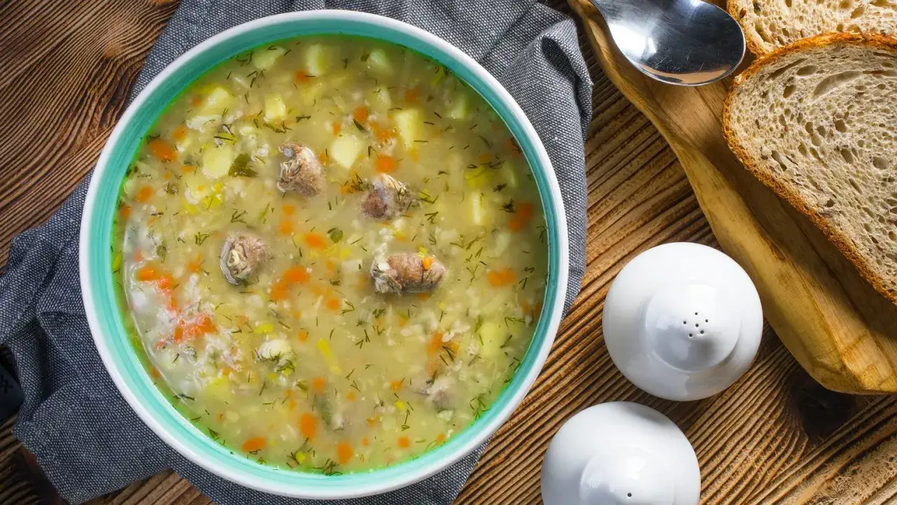 Zdjęcie Krupnik: Przepis na Tradycyjną Zupę Babci - Krok po Kroku