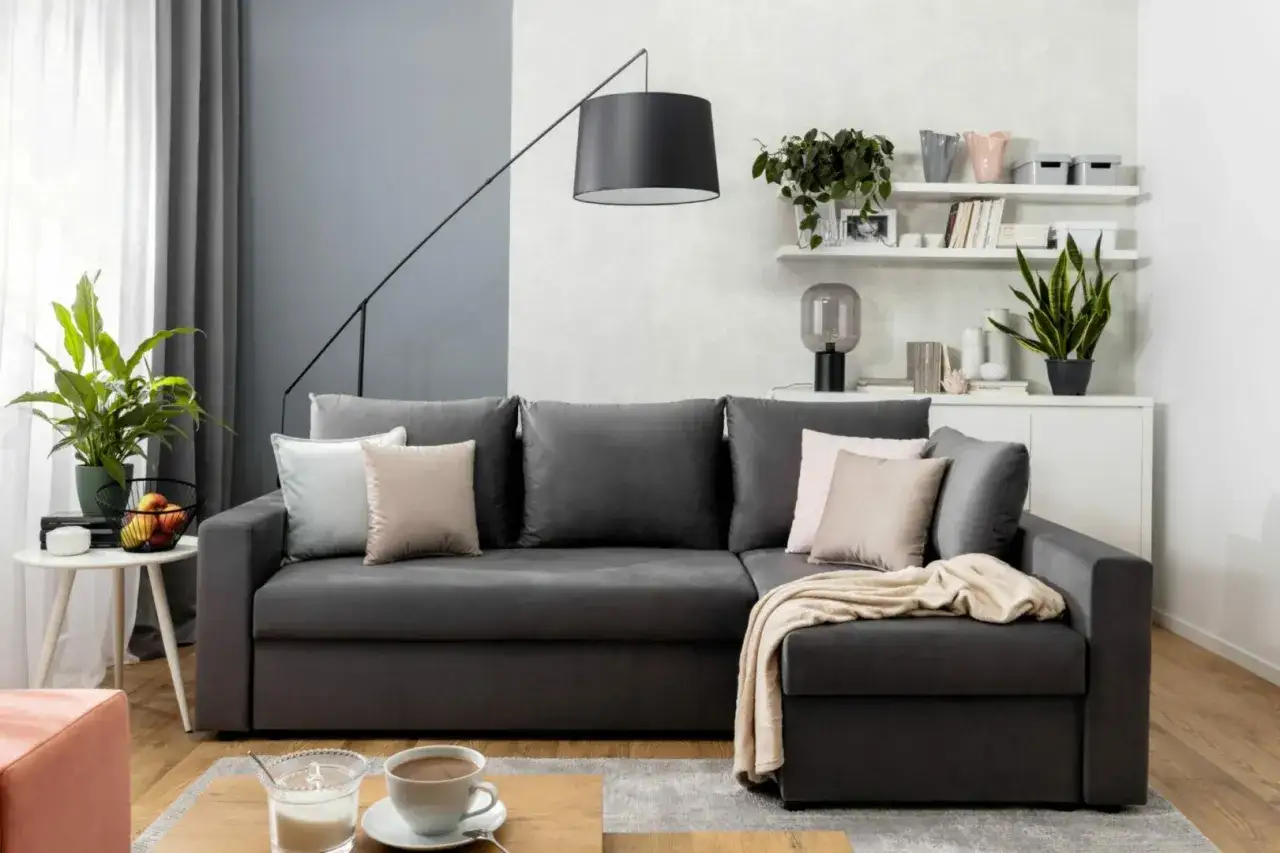 Zdjęcie Narożnik czy sofa do małego salonu – co wybrać, by zyskać przestrzeń?