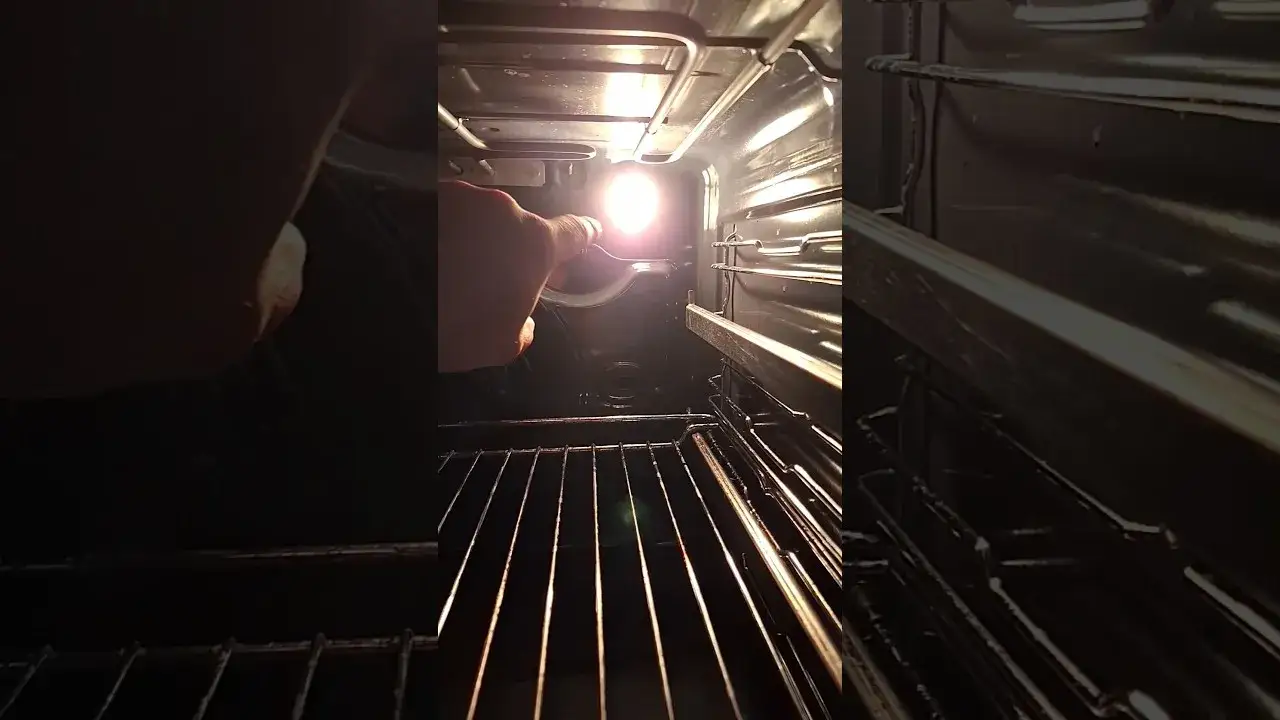 Zdjęcie Jak skutecznie odkręcić zapieczony klosz w piekarniku bez ryzyka