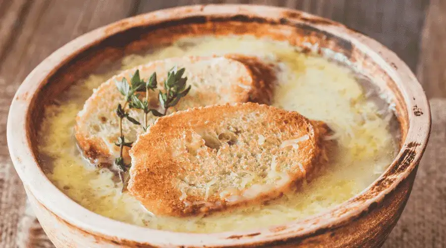 Zdjęcie Jak się robi zupę cebulową - proste przepisy, które zachwycą smakoszy