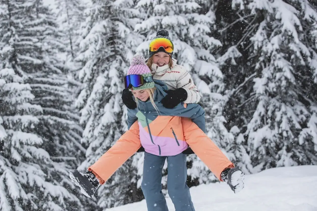 Zdjęcie Komplet na narty damski – jak wybrać idealny zestaw narciarski?