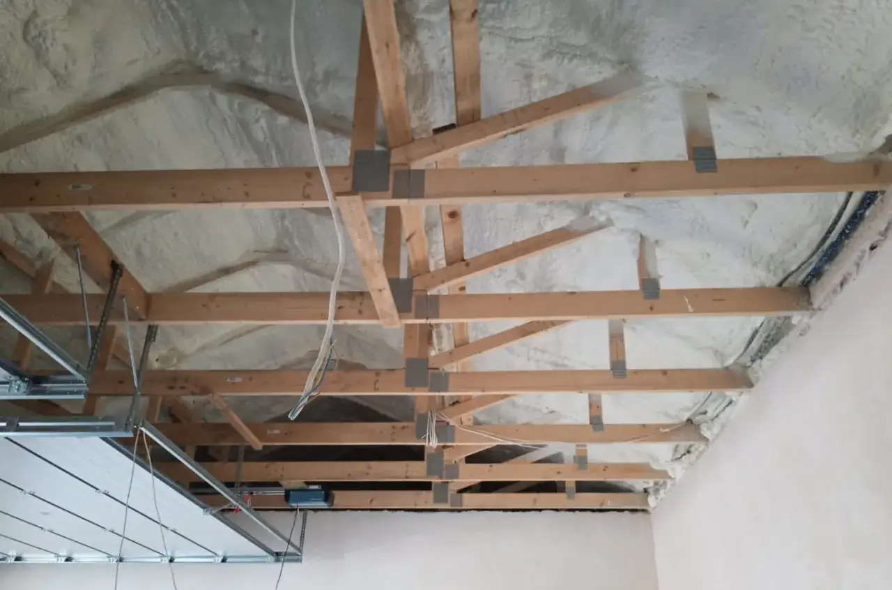 Zdjęcie Jak ocieplić strop z wiązarów i uniknąć kosztownych błędów izolacyjnych
