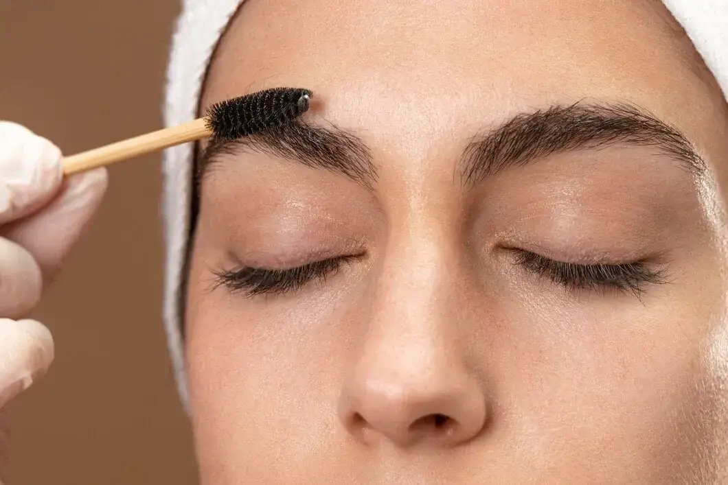 Zdjęcie Najpierw henna czy laminacja – jak uniknąć błędów w zabiegach brwi?