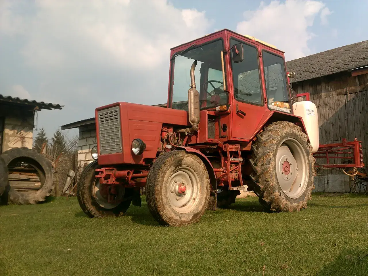 Zdjęcie Ile koni ma t25? Wszystko o mocy silnika i wersjach ciągnika T-25