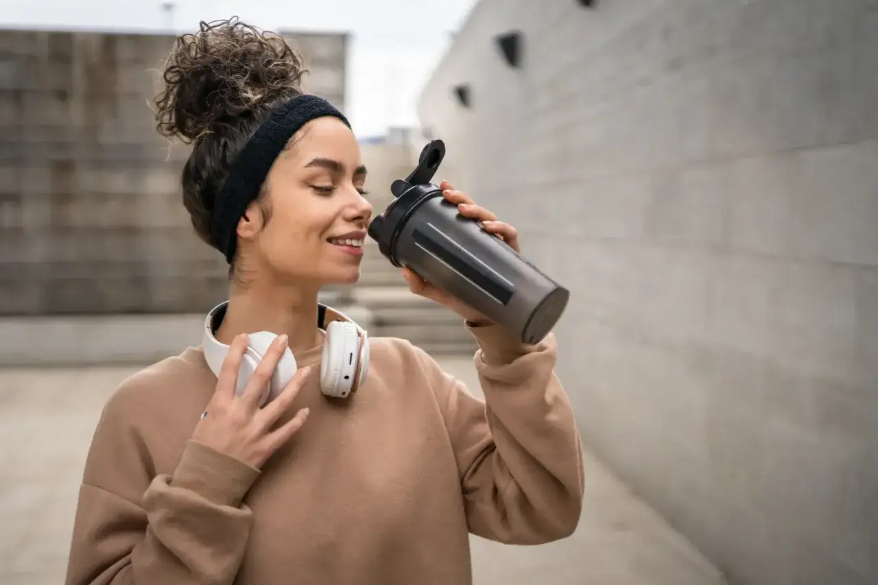 Zdjęcie Kiedy pić shake proteinowy, aby osiągnąć najlepsze efekty? Porady i wskazówki