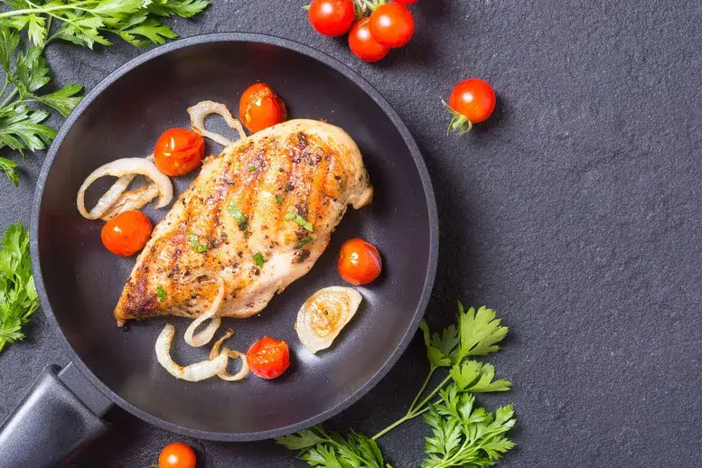 Zdjęcie Jak smażyć filet z kurczaka, by był soczysty i aromatyczny?