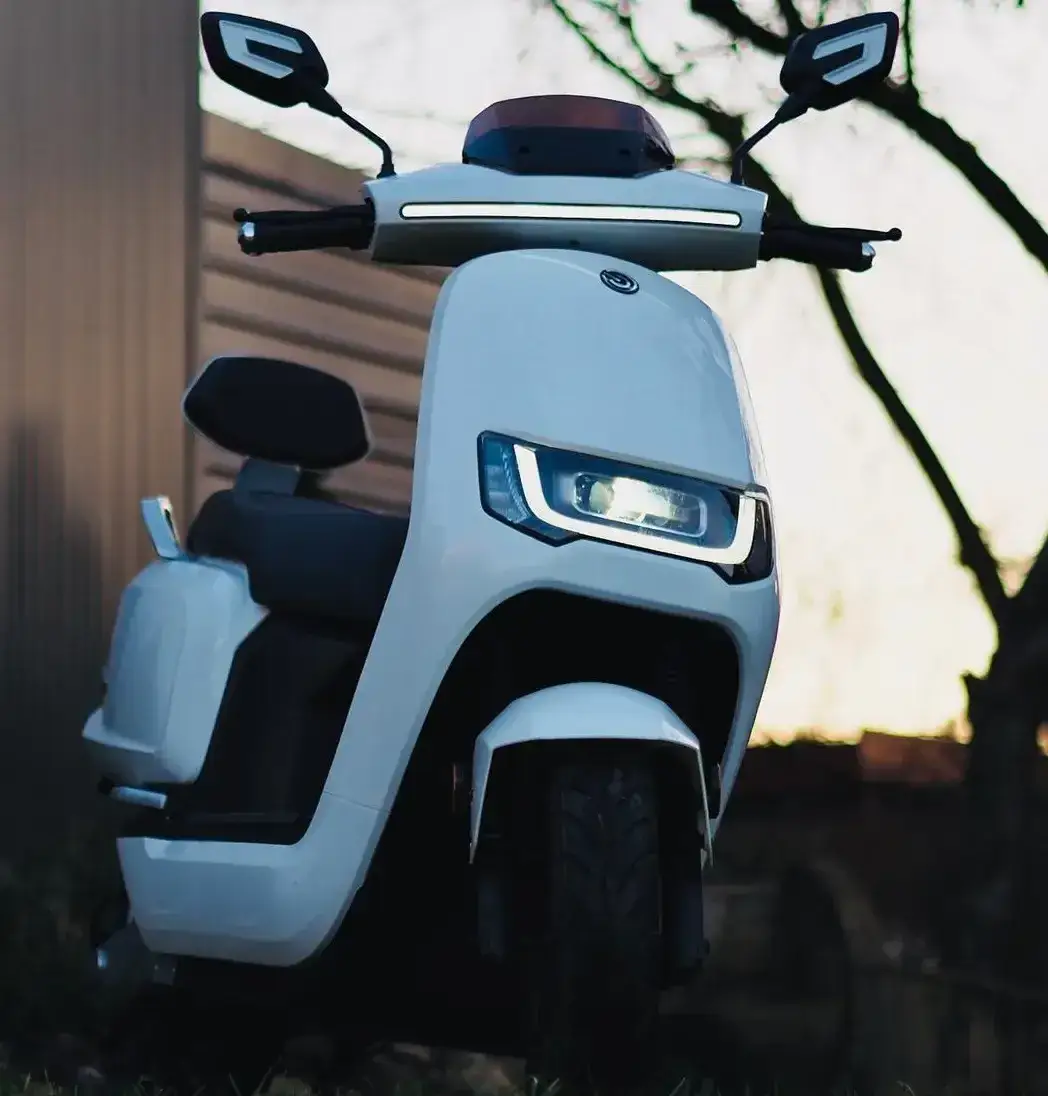 Zdjęcie Czy motorowerem można jeździć bez prawa jazdy? Sprawdź, kto może!