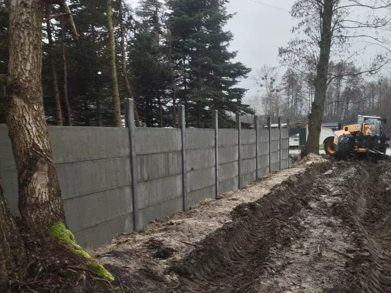 Zdjęcie Jak głęboki fundament pod ogrodzenie, aby uniknąć problemów z stabilnością?