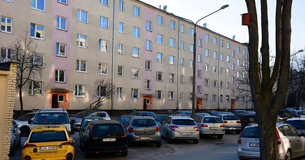 Zdjęcie Czy można parkować pod oknami sąsiada? Sprawdź, co musisz wiedzieć