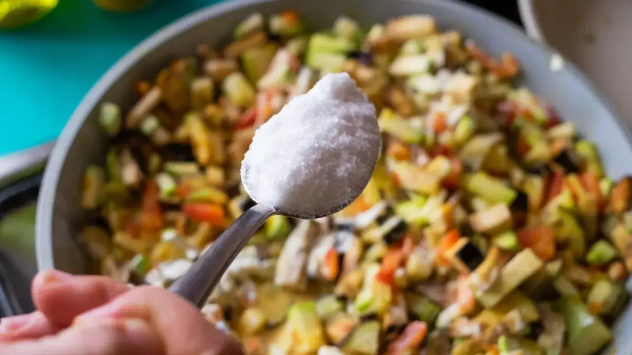 Zdjęcie Jak uratować przesoloną sałatkę? Sprawdzone sposoby na ratunek