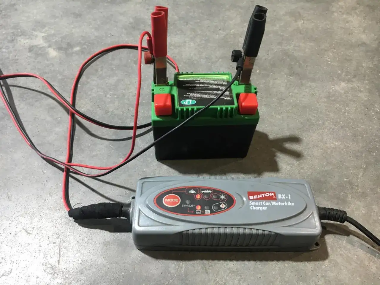 Zdjęcie Jak ładować akumulator motocyklowy - uniknij najczęstszych błędów