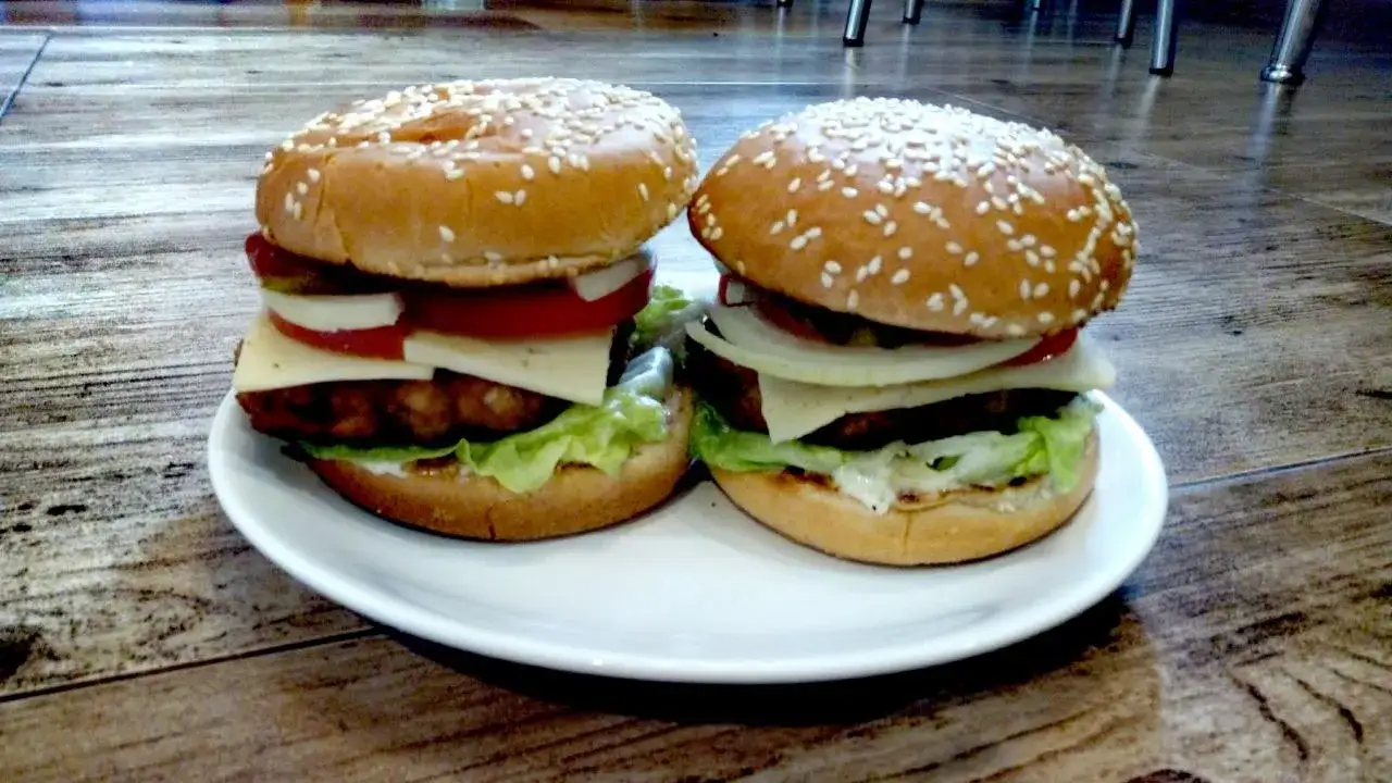 Zdjęcie Jak zrobić kotlet na hamburgera, aby był soczysty i pyszny