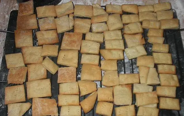 Zdjęcie Ile kalorii mają krakersy i jak wpływają na Twoją codzienną dietę