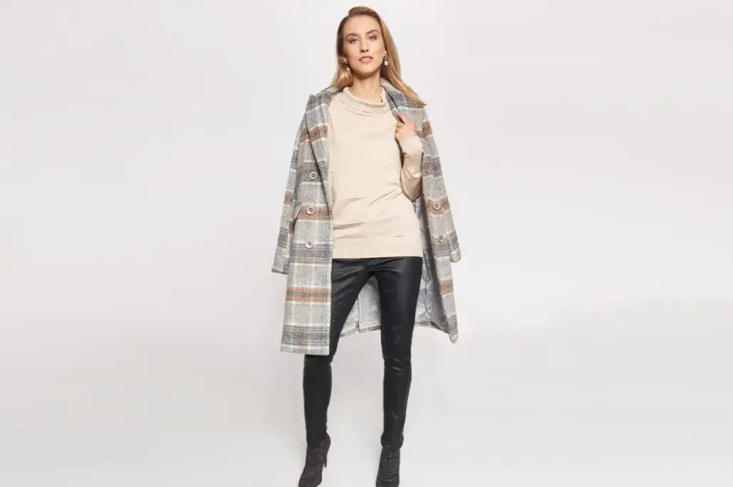 Zdjęcie Jakie szaliki wybrać do szarego płaszcza, aby wyglądać stylowo?