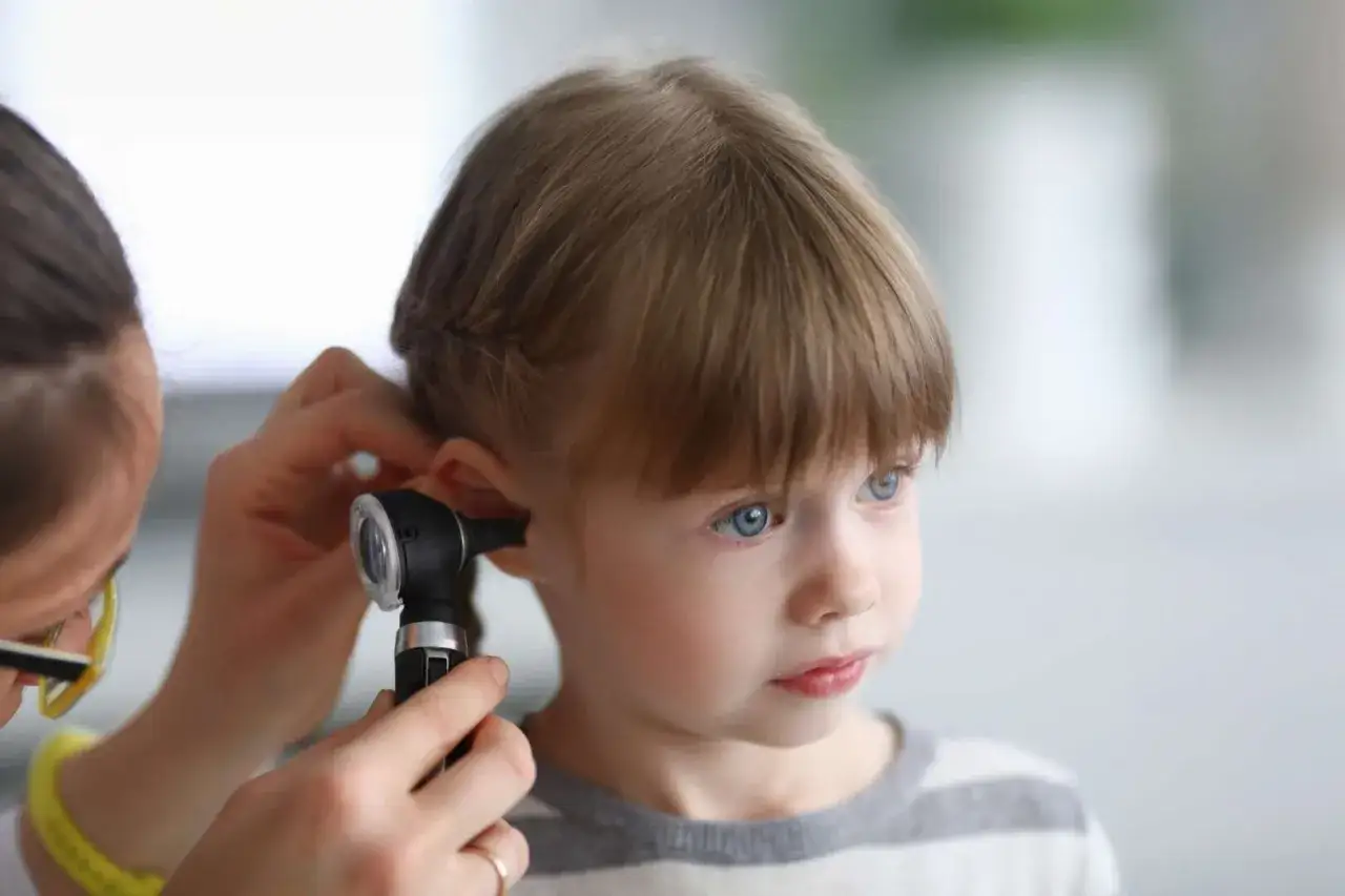 Zdjęcie Pęknięcie błony bębenkowej u dziecka objawy – jak je rozpoznać?