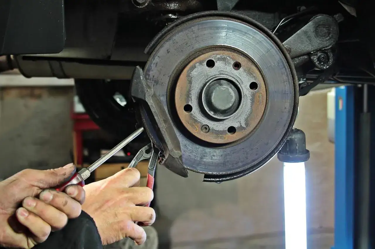 Zdjęcie Cómo cambiar pastillas de freno traseras sin complicaciones ni errores