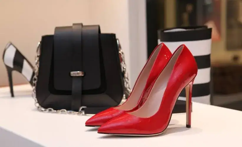 Zdjęcie Jaki kolor szpilek do czarnej sukienki? Oto najlepsze wybory na każdą okazję