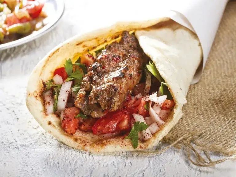 Zdjęcie Z czego robi się kebab? Odkryj różnorodność mięs i smaków