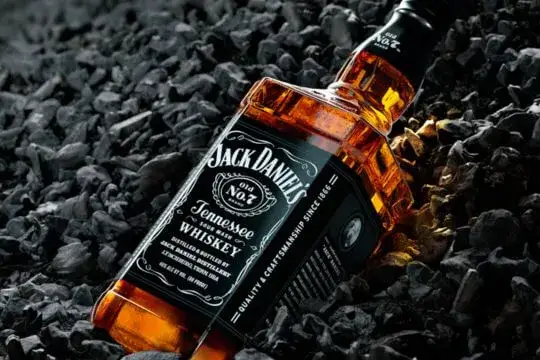 Zdjęcie Czy Jack Daniel's to whisky? Odkryj, co czyni go wyjątkowym!