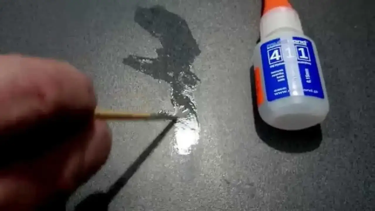 Zdjęcie Skuteczne sposoby na usunięcie kleju super glue z mebli bez szkód
