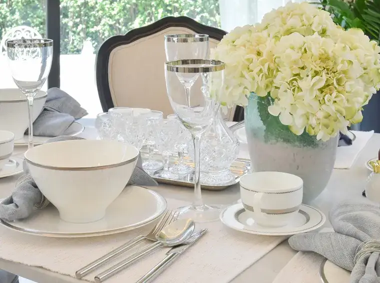 Zdjęcie Jak nakryć stół dla gości, by zachwycić ich elegancją i stylem