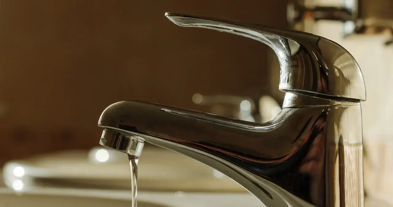 Zdjęcie Jak zmniejszyć ciśnienie wody w kranie i uniknąć kosztownych napraw