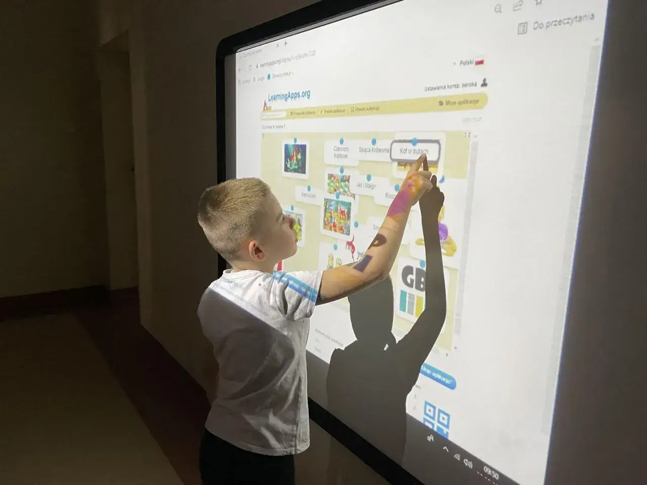 Zdjęcie Zajęcia z wykorzystaniem tablicy interaktywnej – jak zwiększyć zaangażowanie dzieci?