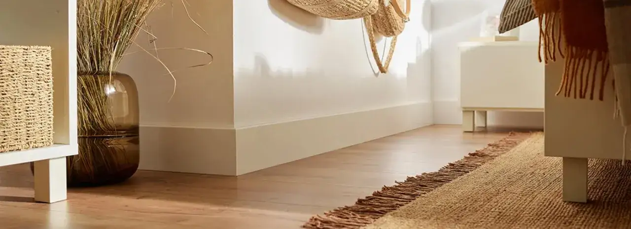 Zdjęcie Jakie listwy przypodłogowe do paneli – wybierz najlepsze materiały i style